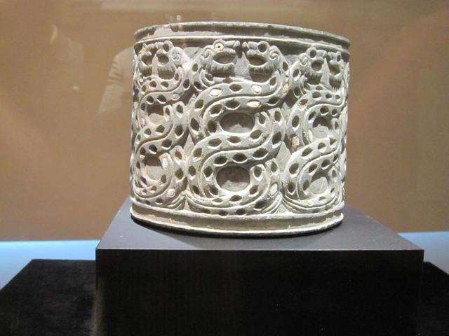 نقوش مار بر ظروف سنگ  صابون / پنج هزار سال پیش،تمدن جیرفت کرمان